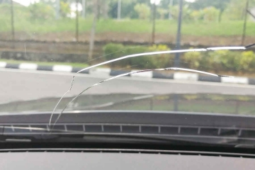 Почему нельзя затягивать с ремонтом лобового стекла в авто